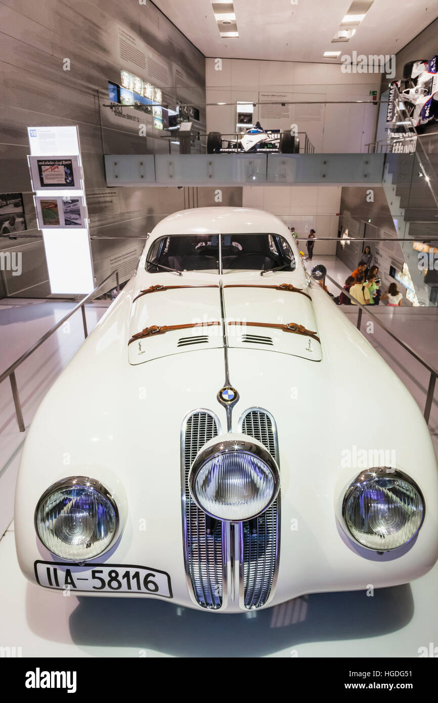 Deutschland, Bayern, München, BMW-Museum, Anzeige der Replik 1940 BMW 328 Touring Coupé Stockfoto