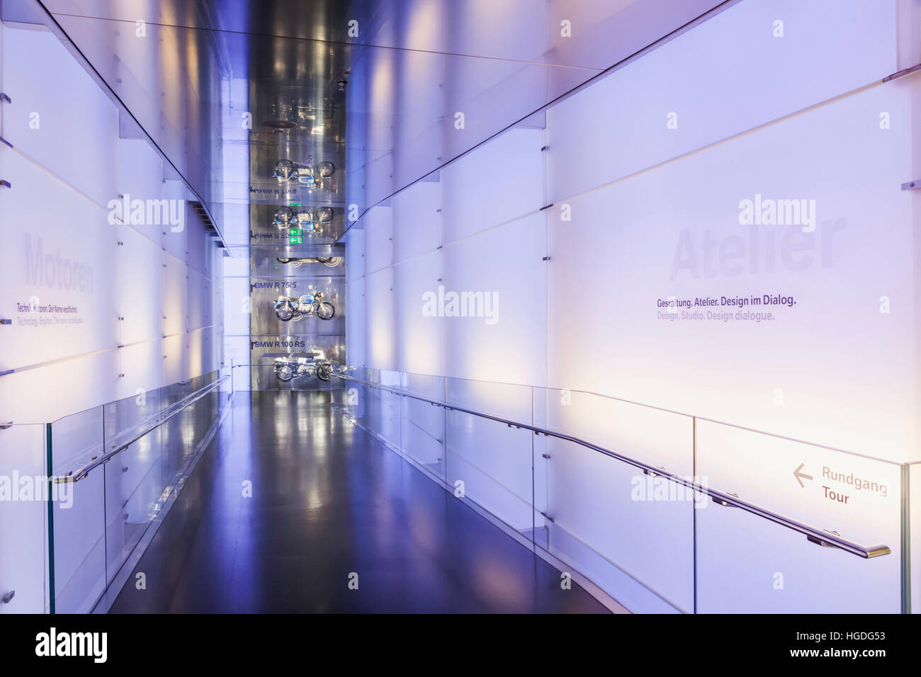 Deutschland, Bayern, München, BMW Museum, Innenansicht Stockfoto