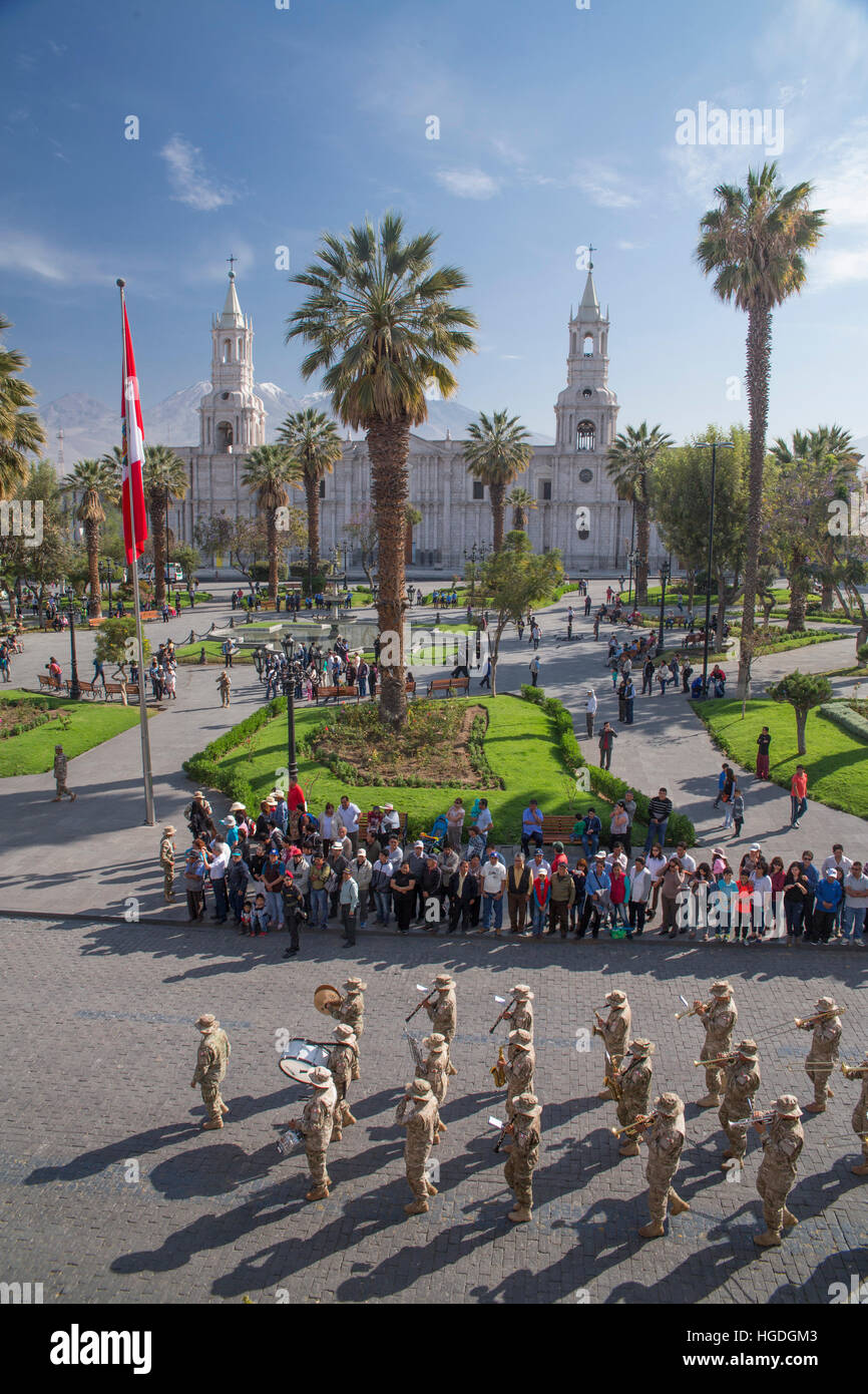 Militärparade auf der Plaza des Armes in Arequipa, Stockfoto