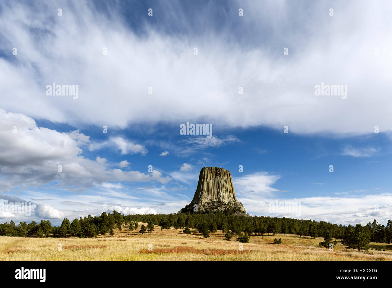 WY02257-00... WYOMING - Devils Tower von Joyner Höhenweg in Devils Tower National Monument betrachtet. Stockfoto