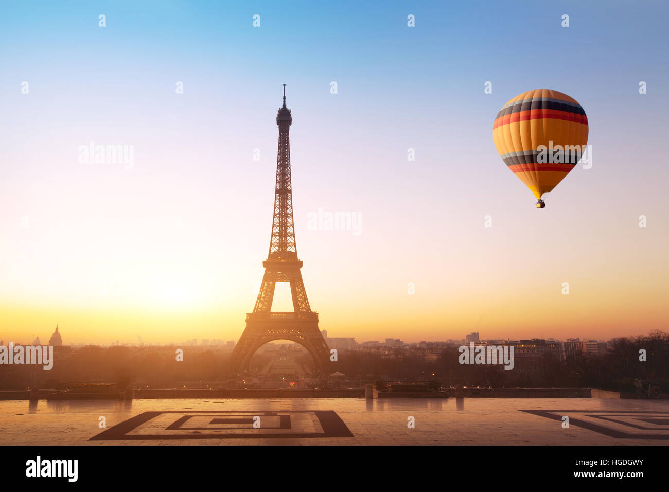 Travel Concept, schöne Aussicht der Heißluftballon in der Nähe von Eiffelturm in Paris, Frankreich, Tourismus in Europa fliegen Stockfoto