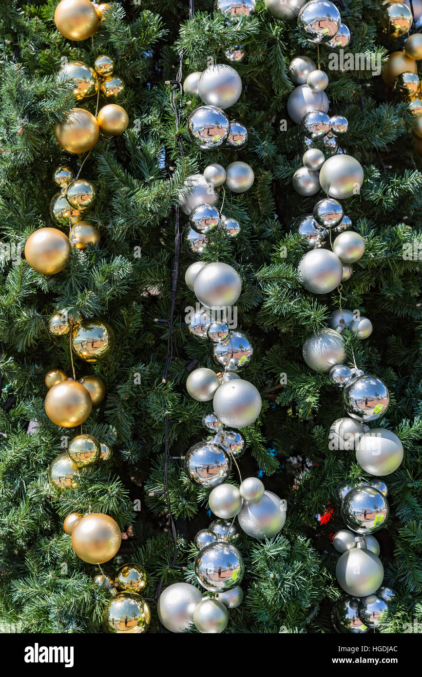 Weihnachtsdekorationen Kugeln am Baum Stockfoto
