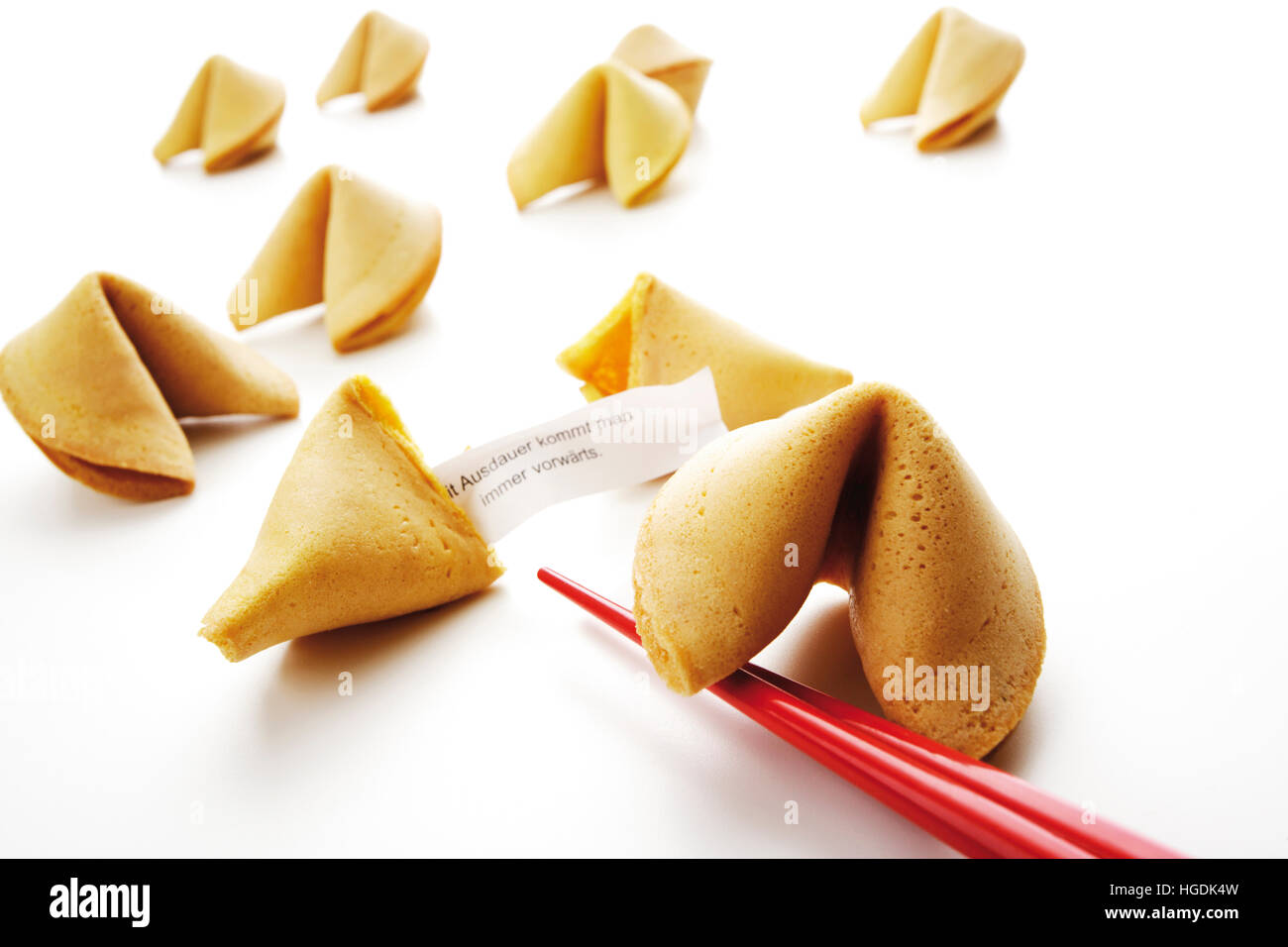 Glückskekse mit Stäbchen Stockfoto