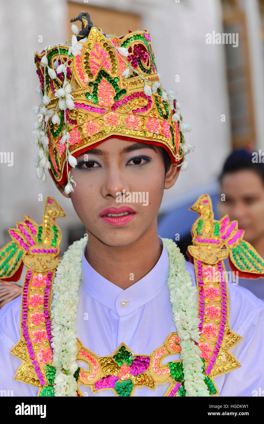 Prächtig gekleidet aufstrebender Neuling in Novice Monk Feier, Yangon, Myanmar Stockfoto