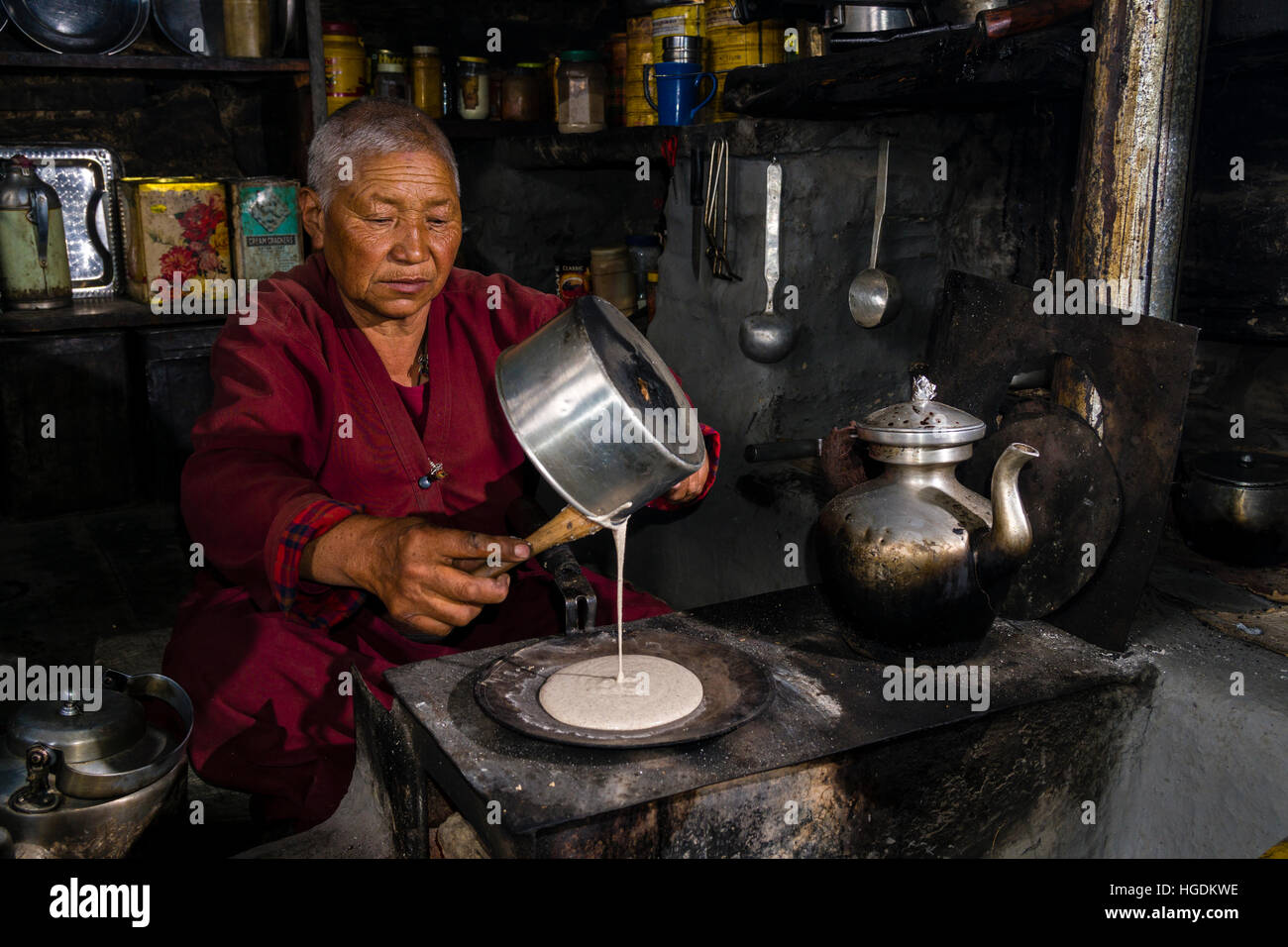 Ani Chorten, Tochter von Tashi Lama bereitet Buchweizen Pfannkuchen, Praken Gompa, Manang, Manang Bezirk, Nepal Stockfoto