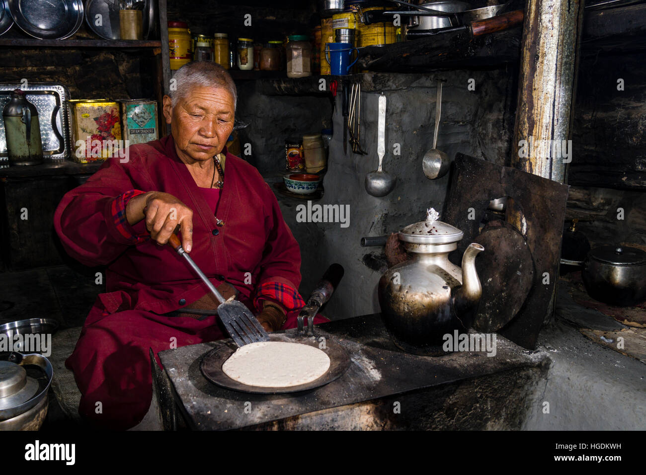 Ani Chorten, Tochter von Tashi Lama bereitet Buchweizen Pfannkuchen, Praken Gompa, Manang, Manang Bezirk, Nepal Stockfoto