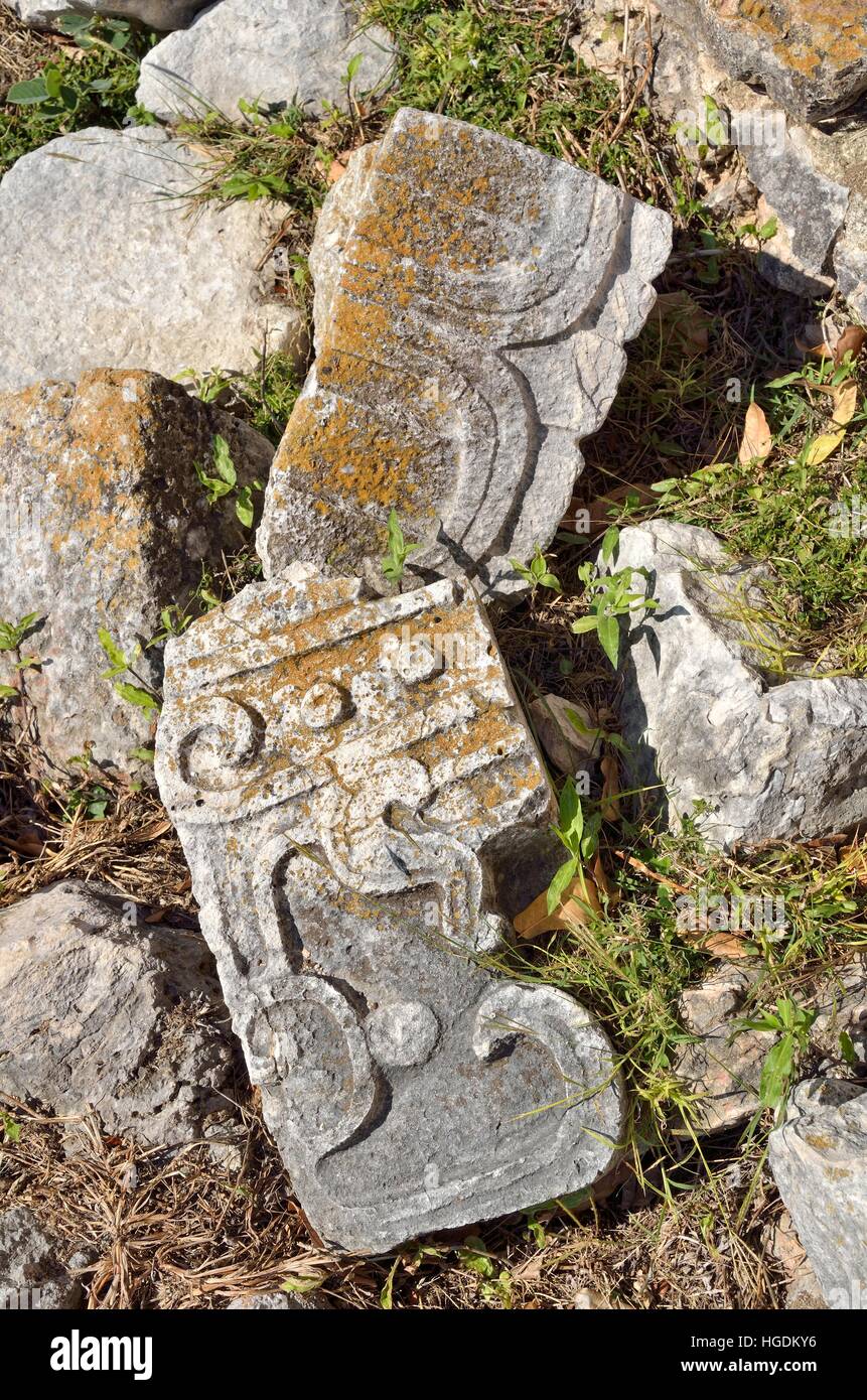 Alte Teile der Mauer mit Relief, Gouverneurspalast, Maya-Stadt Uxmal, Yucatan, Mexiko Stockfoto