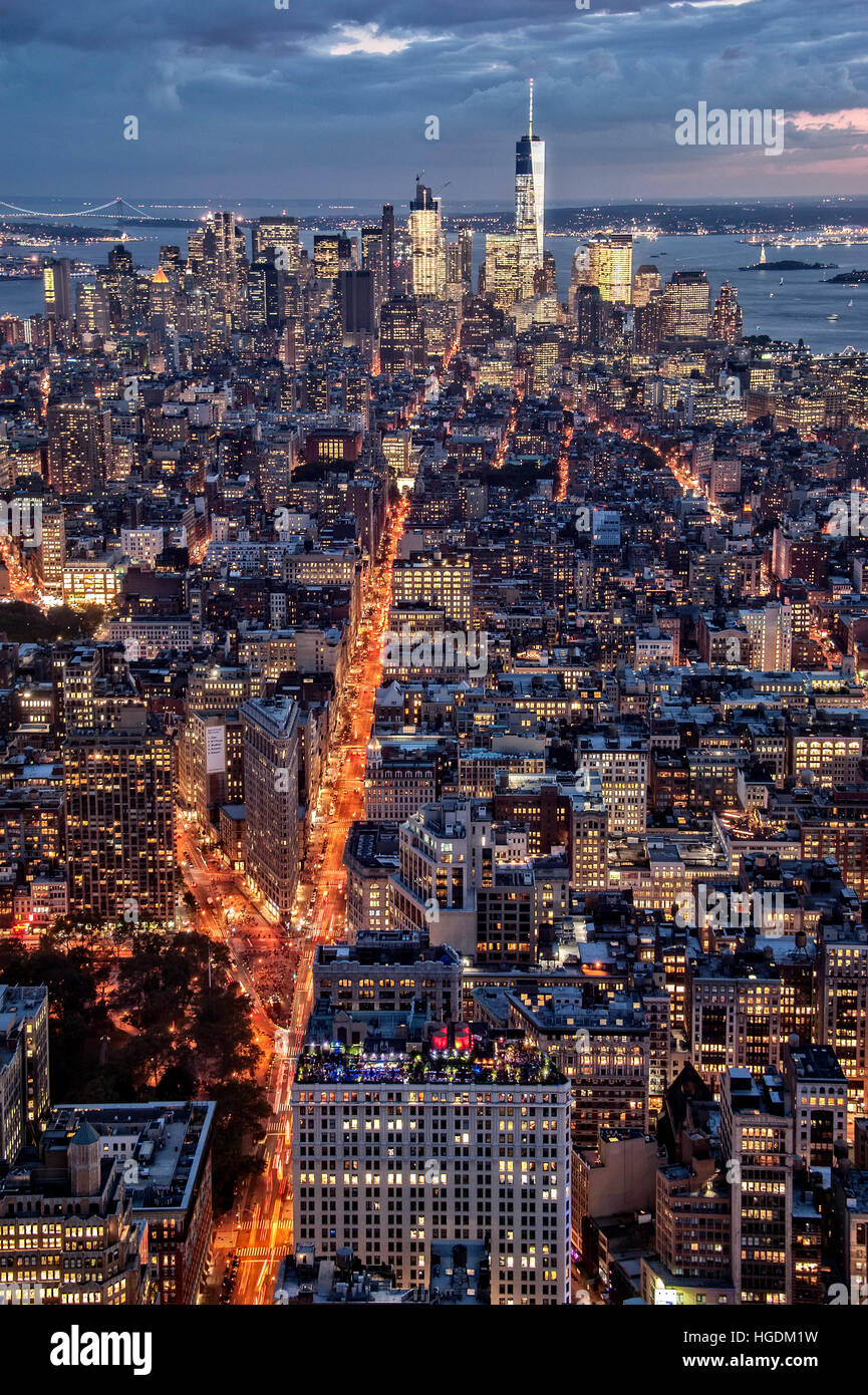 Blick auf Lower Manhattan vom Empire State Building bei Sonnenuntergang, New York City, USA Stockfoto