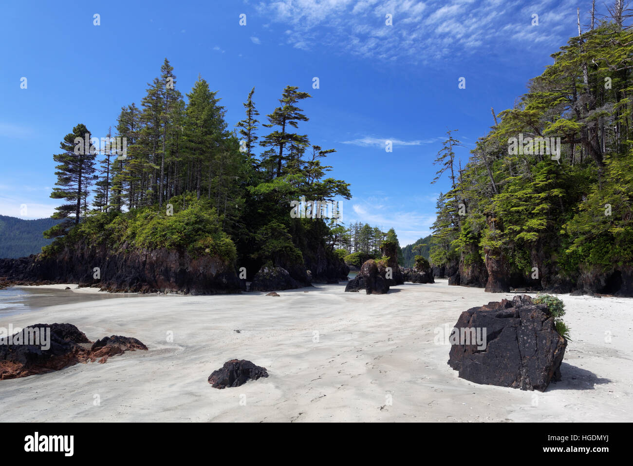 Weißer Sandstrand und felsigen Felsnadeln, San Josef Bay, Cape Scott Provincial Park, Vancouver Island, Kanada Stockfoto