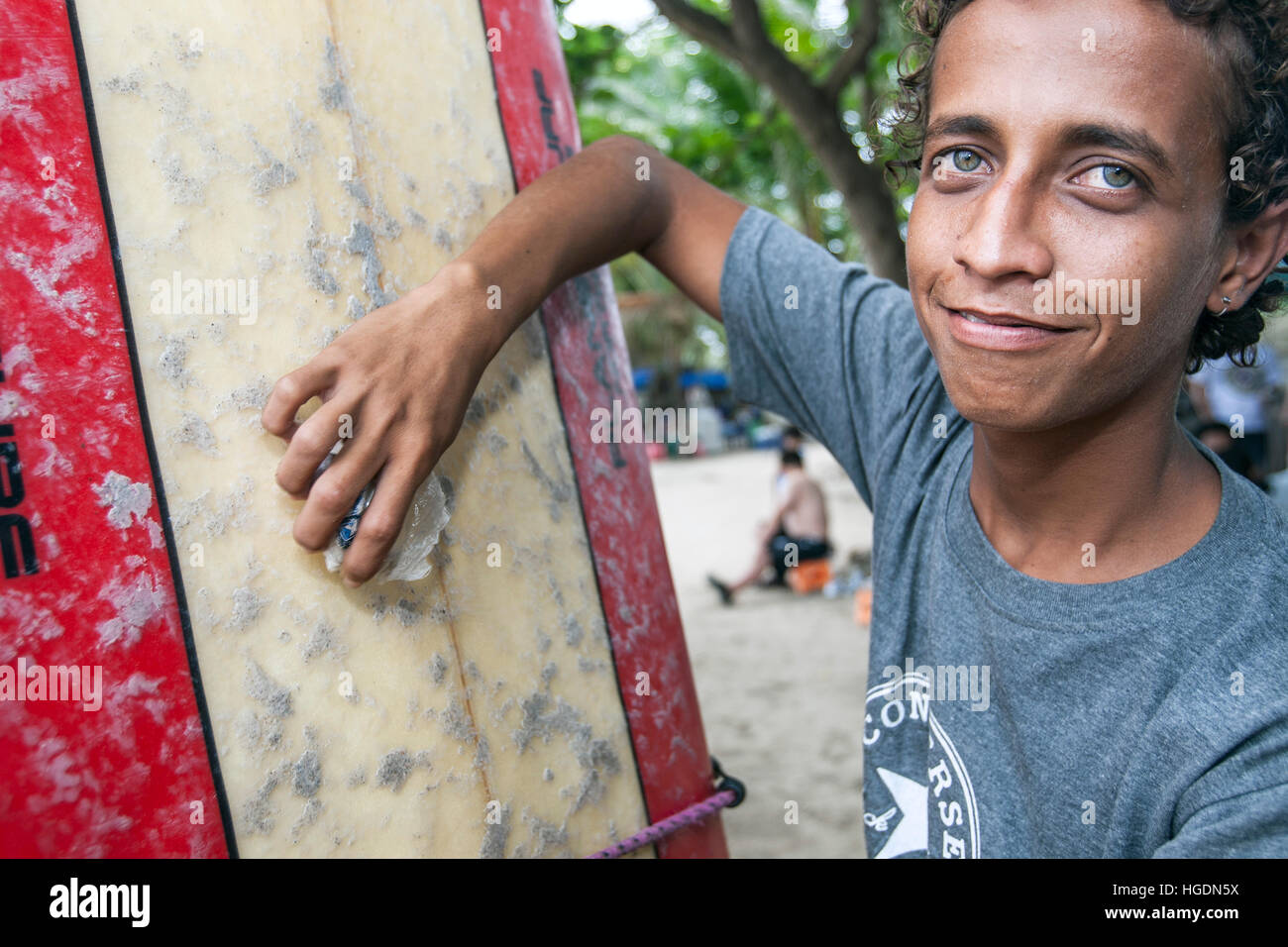 Surfbrett Wartung Kuta Beach auf Bali-Indonesien Stockfoto