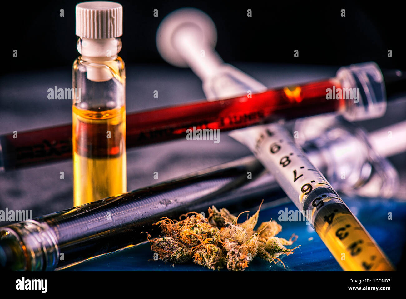Sortierten Cannabis Ölbehälter mit CBD, live Harz und andere thc Extraktionen - medizinisches Marihuana-Konzept Stockfoto