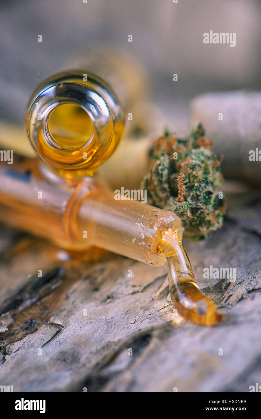 Sortierten Cannabis Ölbehälter mit CBD, live Harz und andere thc Extraktionen - medizinisches Marihuana-Konzept Stockfoto