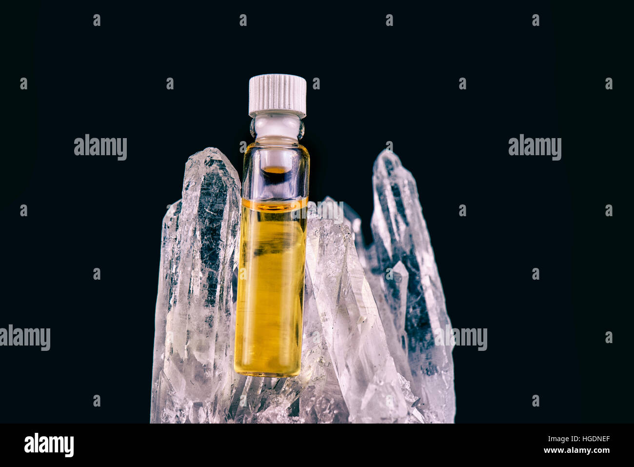 Detail des Cannabis Ölbehälter und Bergkristall isoliert auf schwarz - medizinisches Marihuana-Konzept Stockfoto