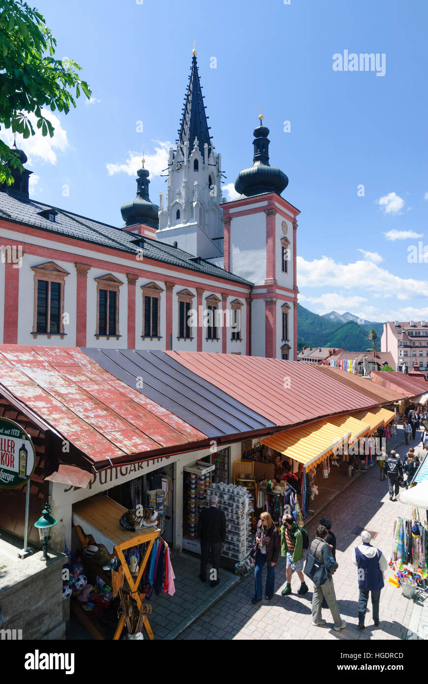 Mariazell: Basilika und Shops für Souvenirs und Devotionalien, Obere Steiermark, Steiermark, Steiermark, Österreich Stockfoto