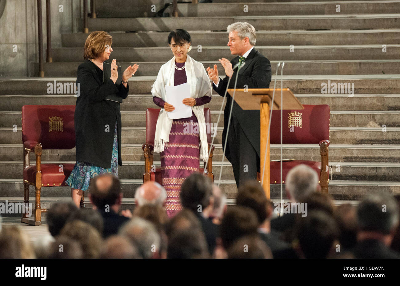 Burmesische demokratische Führer Aung San Suu Kyi Adressen beider Häuser des Parlaments in Westminster in London. Stockfoto