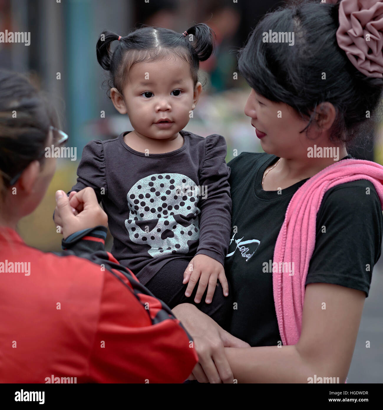 Asiatische Mutter und sie süß 1 Jahr alt Tochter. Stockfoto