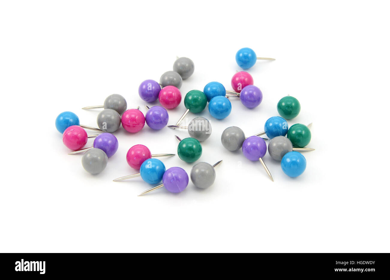 Sortiment von grau, rosa, grün und blau Push-Pins, isoliert auf weißem Hintergrund Stockfoto