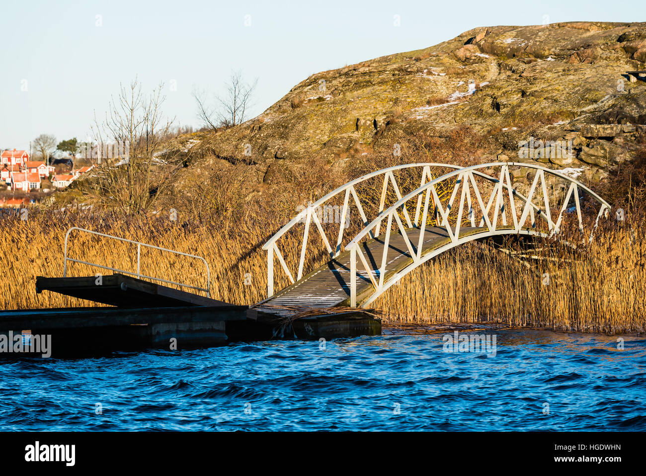 Übergreifende Spaziergang Brücke über Röhricht, felsige Insel. Stockfoto