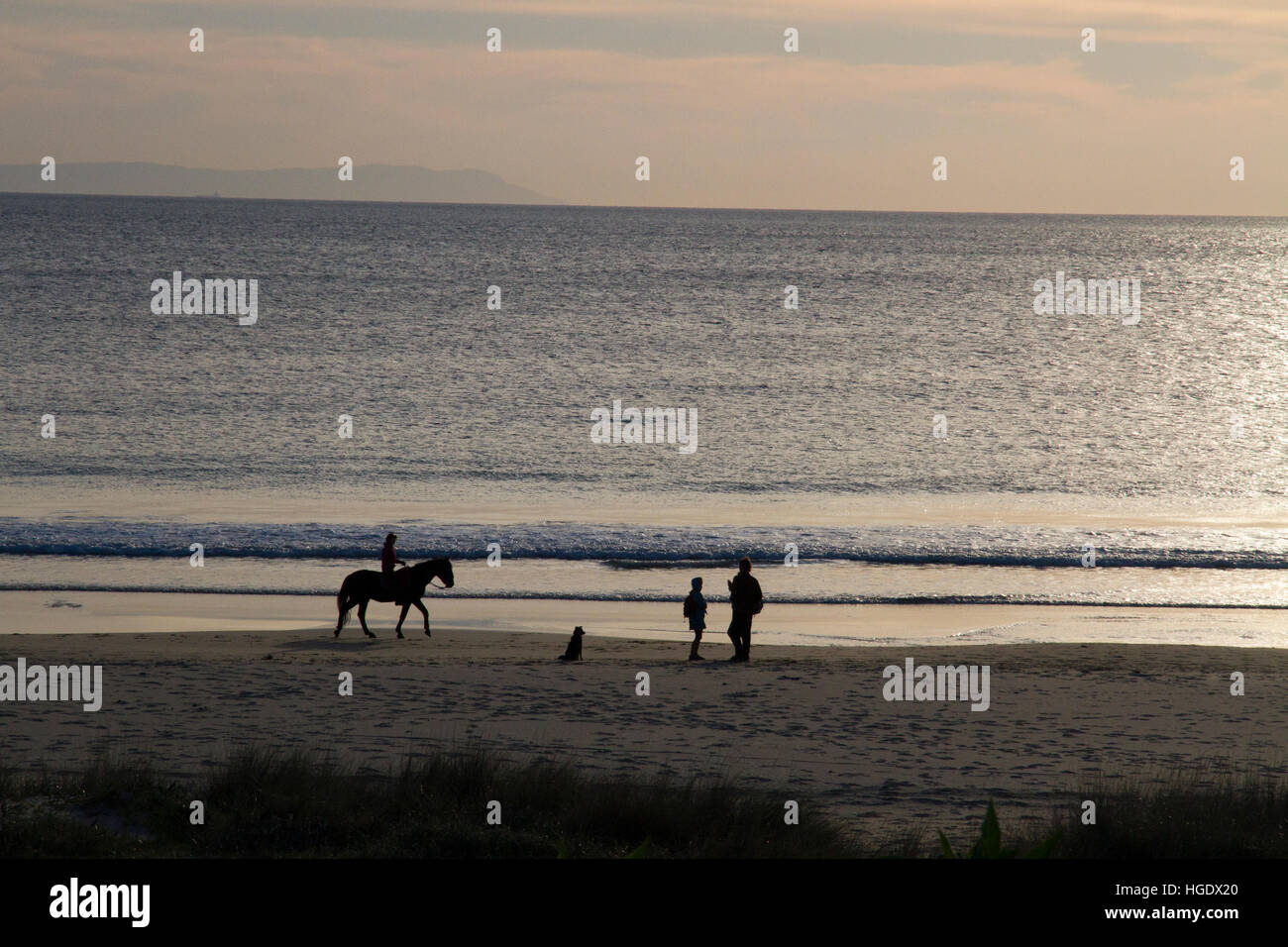 Sonnenuntergang Meer Tarifa Andalucia Spanien Reitpferd am Strand Stockfoto