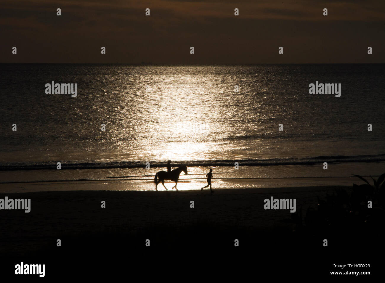 Sonnenuntergang am Meer Tarifa Andalusien Spanien Reiten Reiten am Strand Stockfoto