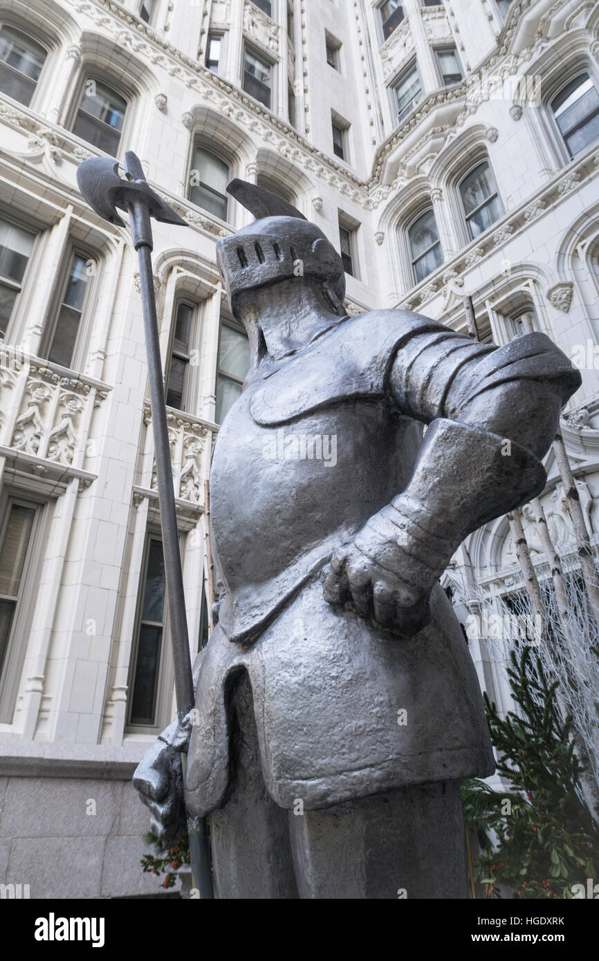 Gepanzerte Ritter bewachen Appartementhaus Eingang, Gramercy Park, NYC Stockfoto