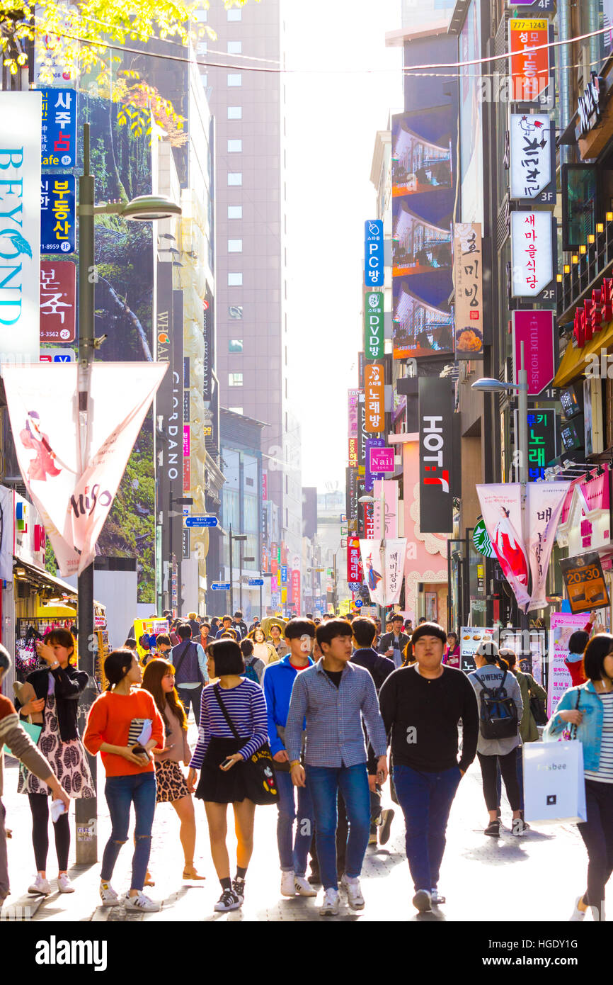 Junge Koreaner hinunter beschäftigt Hintergrundbeleuchtung Myeongdong Fußgängerzone mit Kommerz vieler Zeichen zu speichern und überfüllt Stockfoto