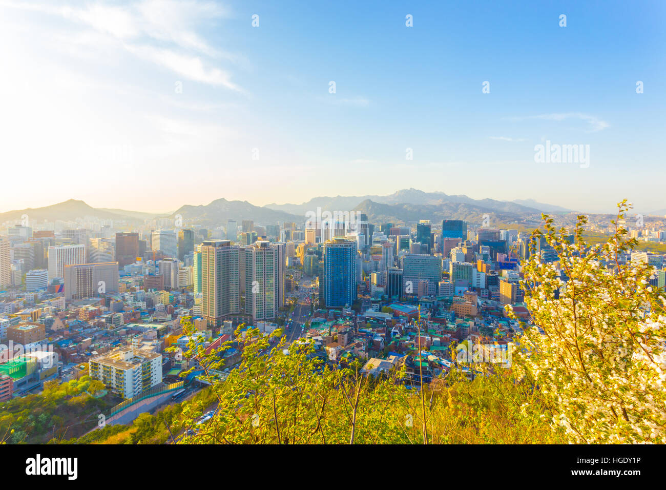 Erhöhte Ansicht Unternehmenszentrale Gebäude unter Stadtbild der Innenstadt mit dramatischen Sonne Hintergrundbeleuchtung hinter Berg Stockfoto