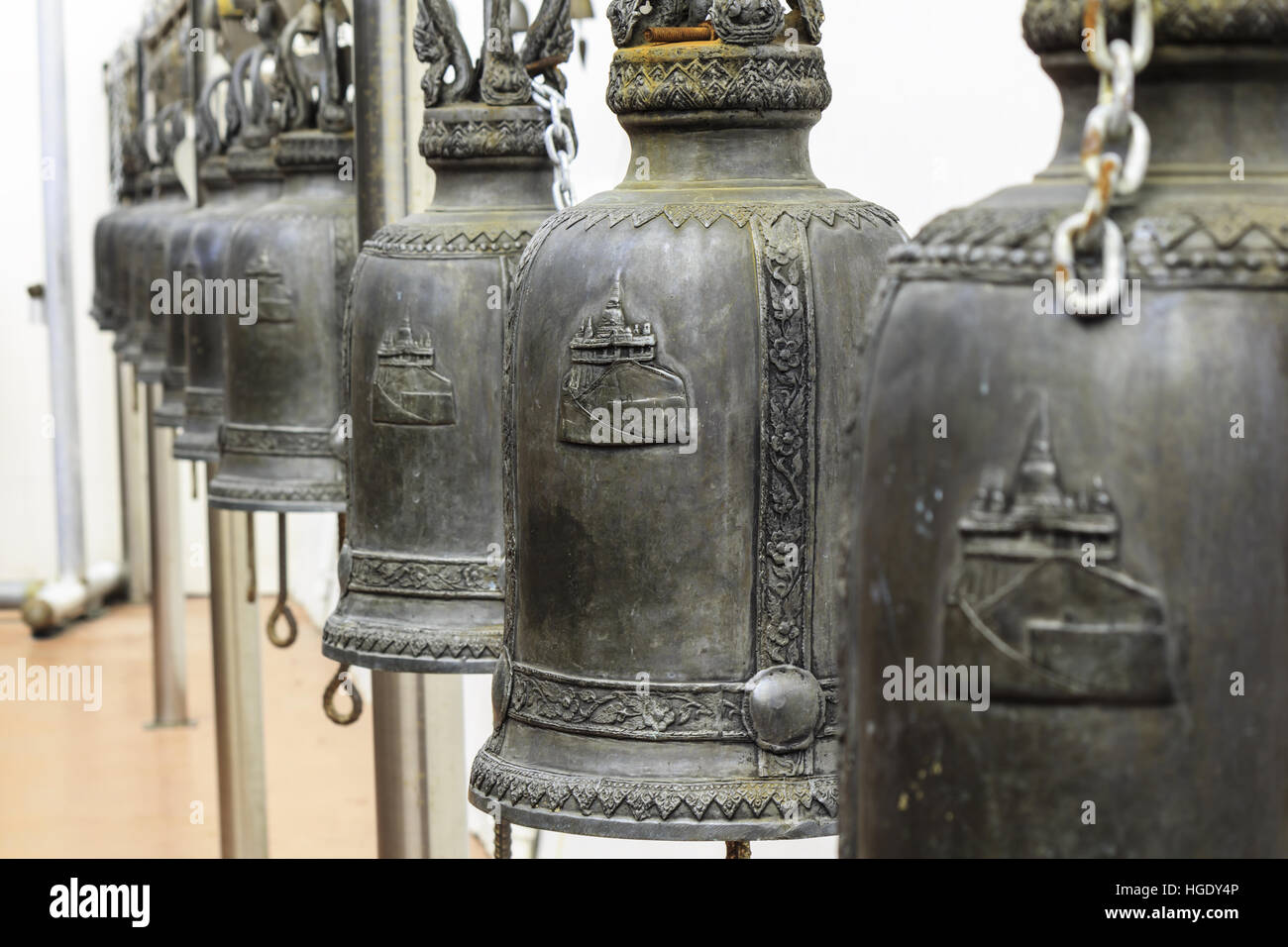 Closeup-Reihe von Glocken in buddhistische Tempel in Thailand. Buddhistische Tempelglocken. Glocken der alten Tempel in Thailand Stockfoto