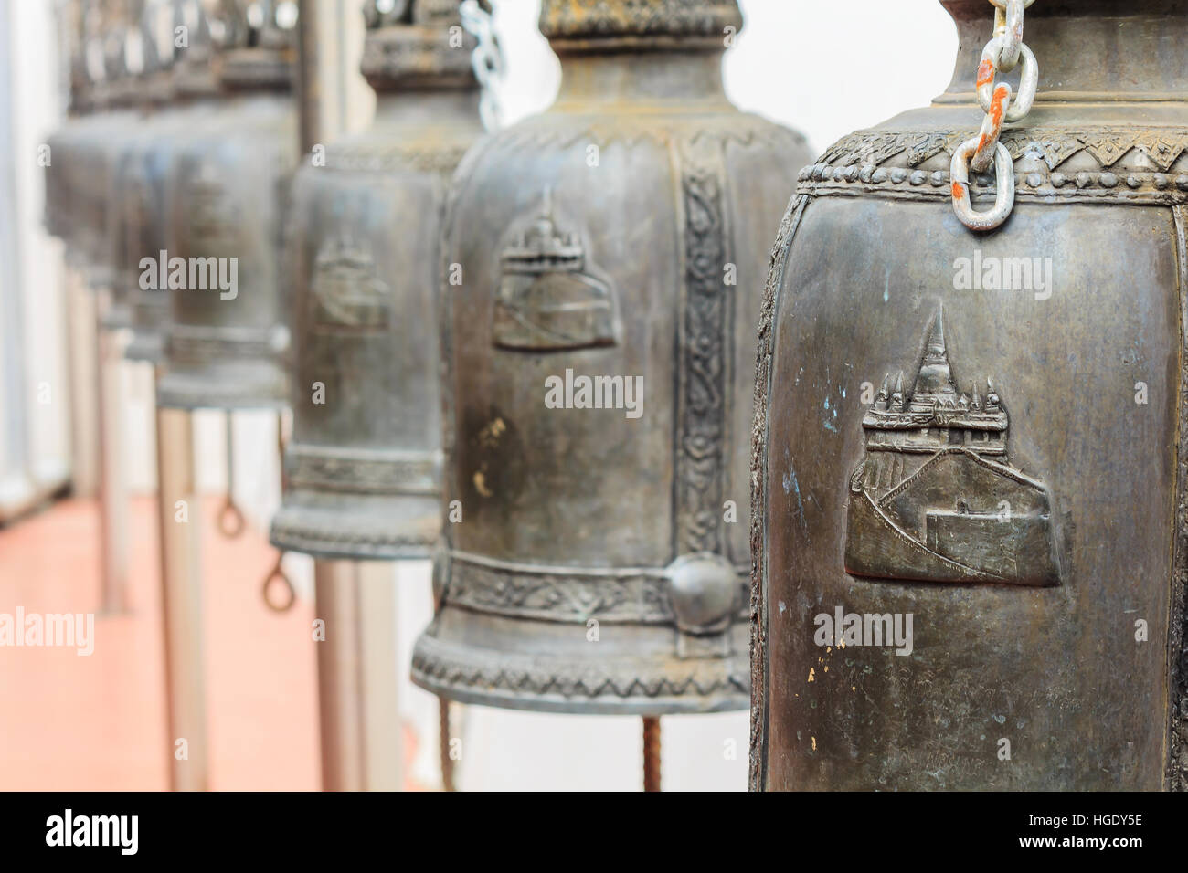 Closeup-Reihe von Glocken in buddhistische Tempel in Thailand. Buddhistische Tempelglocken. Glocken der alten Tempel in Thailand Stockfoto