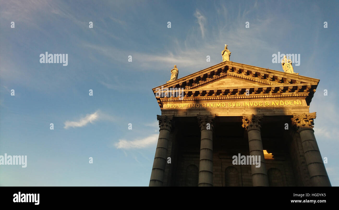 St. Audoens Kirche in der goldenen Sonne mit Schatten Dublin Irland Stockfoto