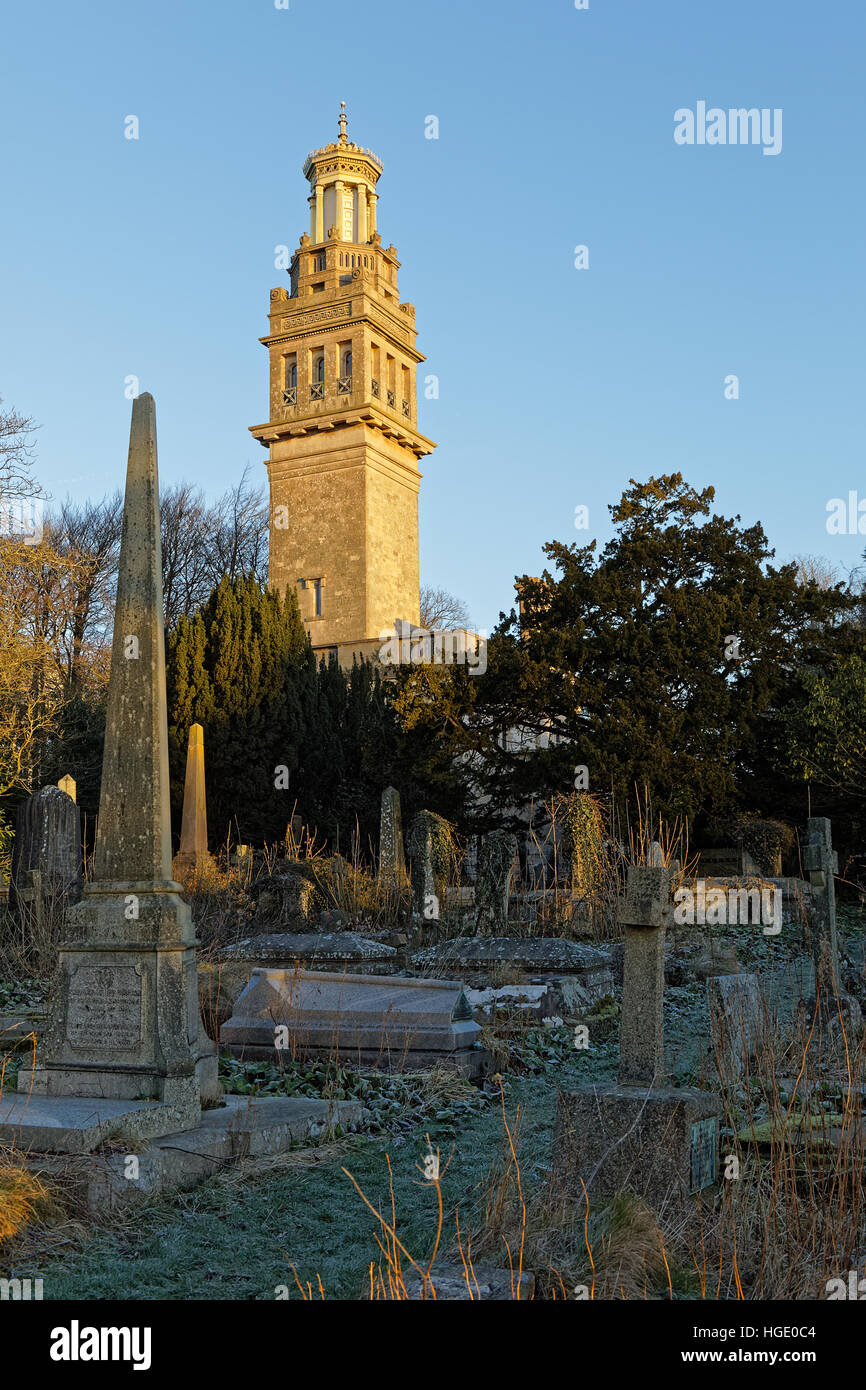 Lansdown Friedhof Grabsteine mit Beckford Tower im Hintergrund Stockfoto