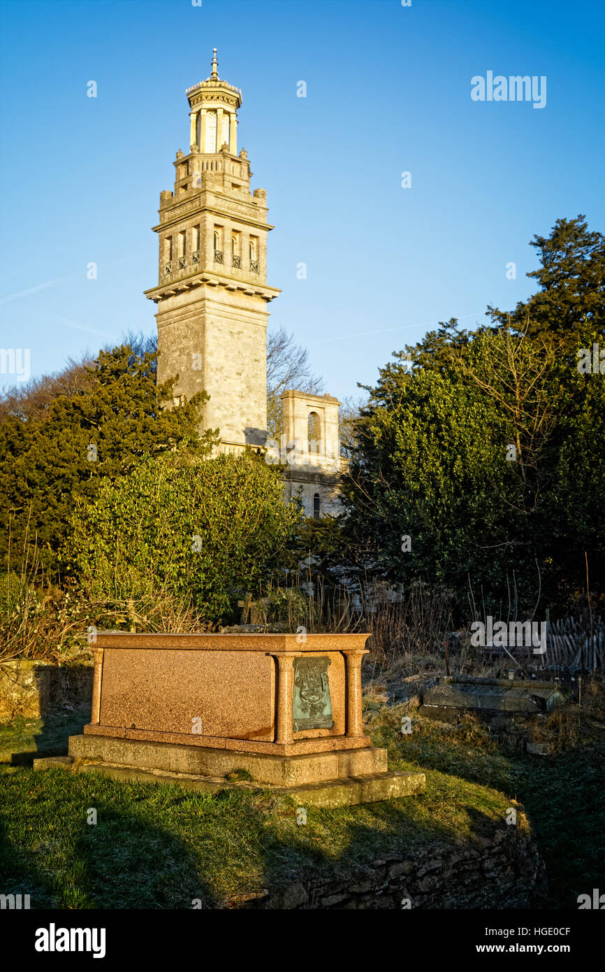 Thomas Beckford Grab im Friedhof Lansdown & seine 120-Fuß-Tower im Hintergrund Stockfoto