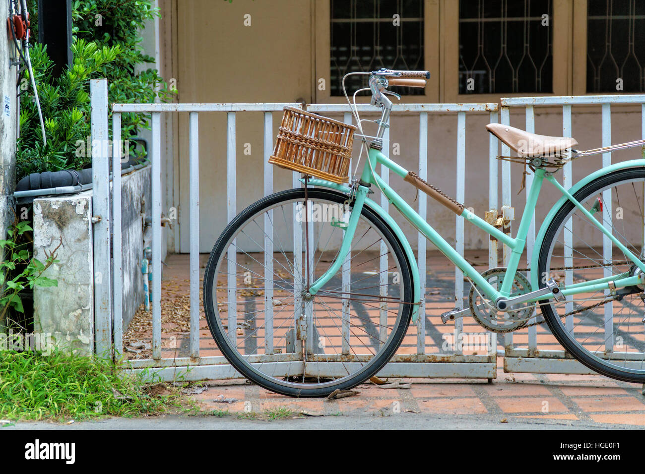 Altes Fahrrad mit leeren Korb Park, Rad schließen sich Vintage-dekorative Design für outdoor, Vintage Farbe getönt. Stockfoto