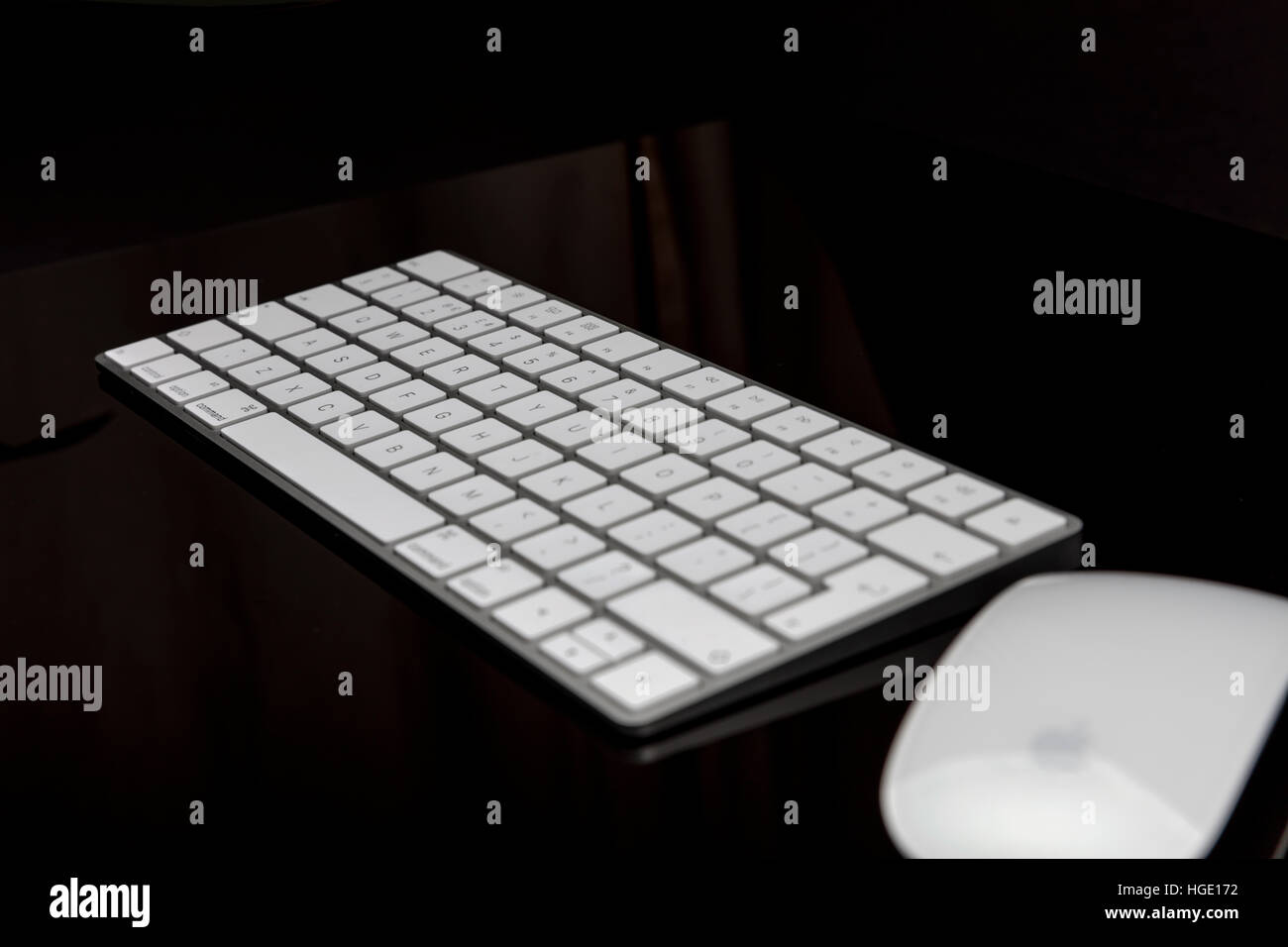 Weiße Tastatur und Maus auf einem schwarzen Hintergrund Stockfoto