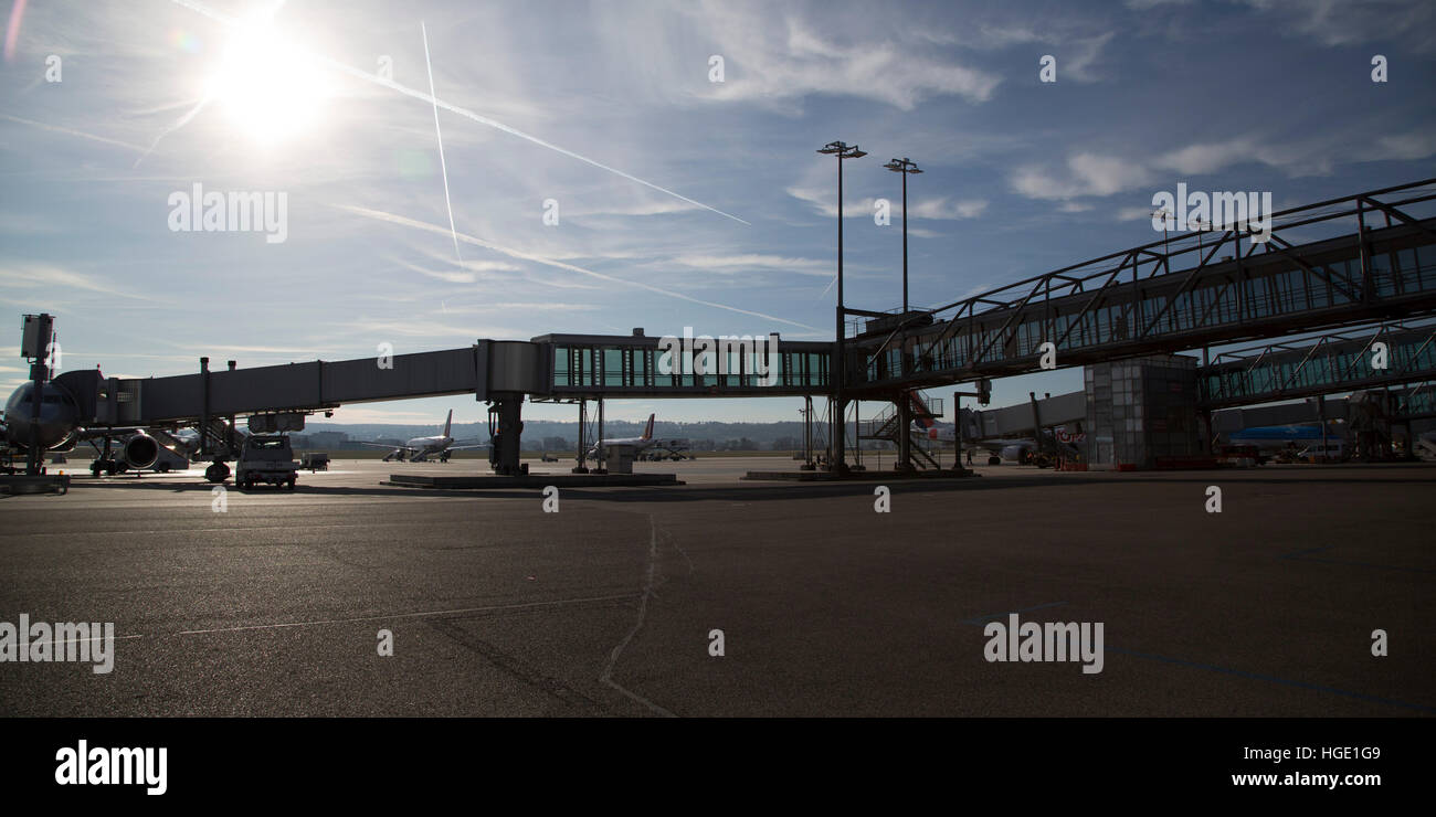 Eine Luftbrücke, führt zu einem Passagier-Jet am Flughafen Stuttgart in Stuttgart, Deutschland. Stockfoto