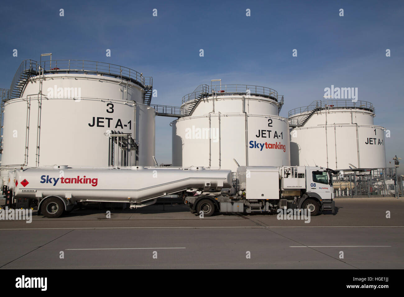 Ein Treibstoff-Tanker am Stuttgarter Flughafen in Stuttgart, Deutschland. Stockfoto