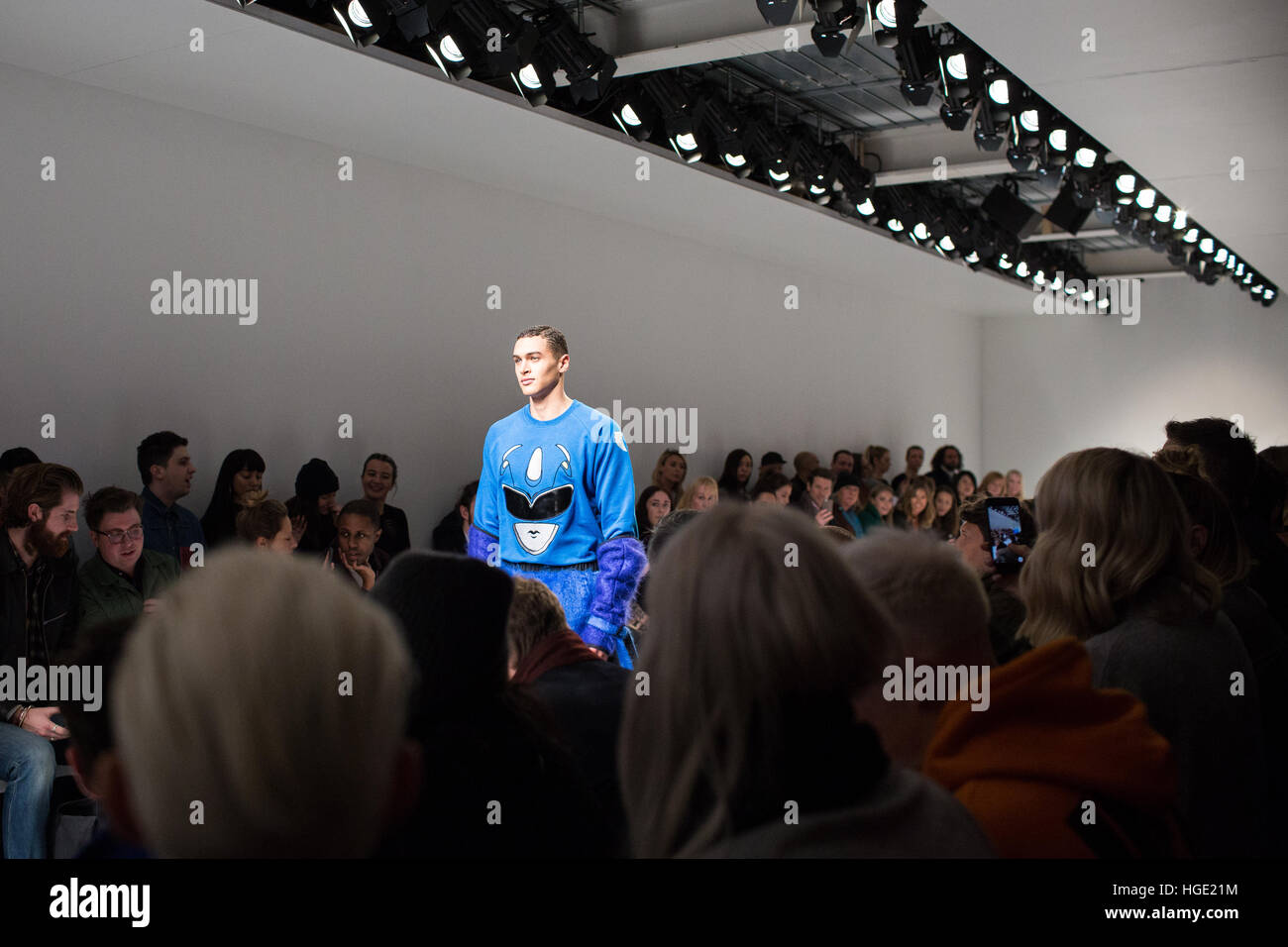 London, Vereinigtes Königreich. 6. Januar 2017. Modell präsentiert Designer Bobby Abley Herbst/Winter 2017 Sammlung während einer Modenschau in London Fashion Woche Männer. Kathy Li/Alamy Live-Nachrichten Stockfoto