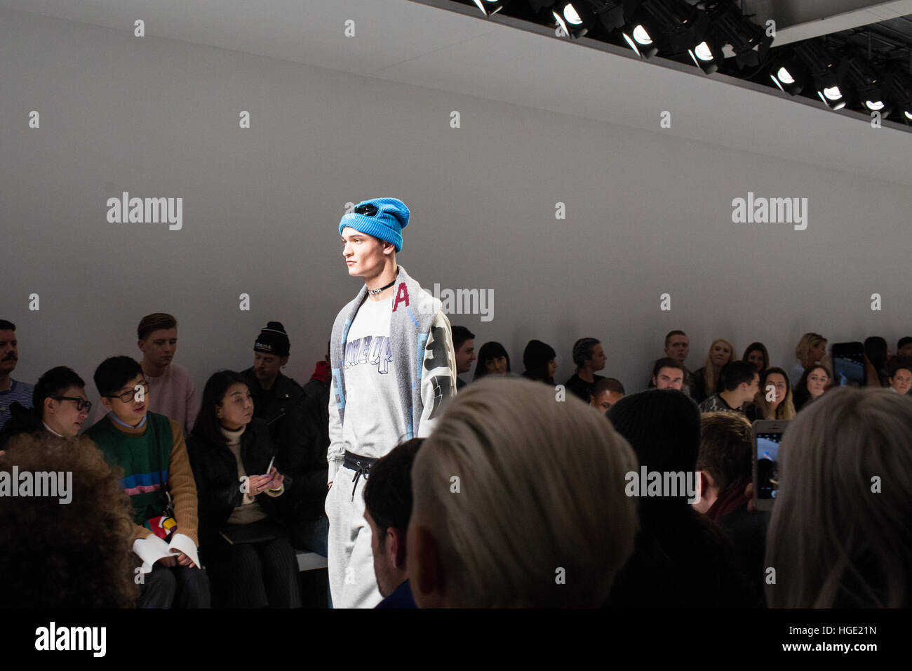 London, Vereinigtes Königreich. 6. Januar 2017. Modell präsentiert Designer Bobby Abley Herbst/Winter 2017 Sammlung während einer Modenschau in London Fashion Woche Männer. Kathy Li/Alamy Live-Nachrichten Stockfoto