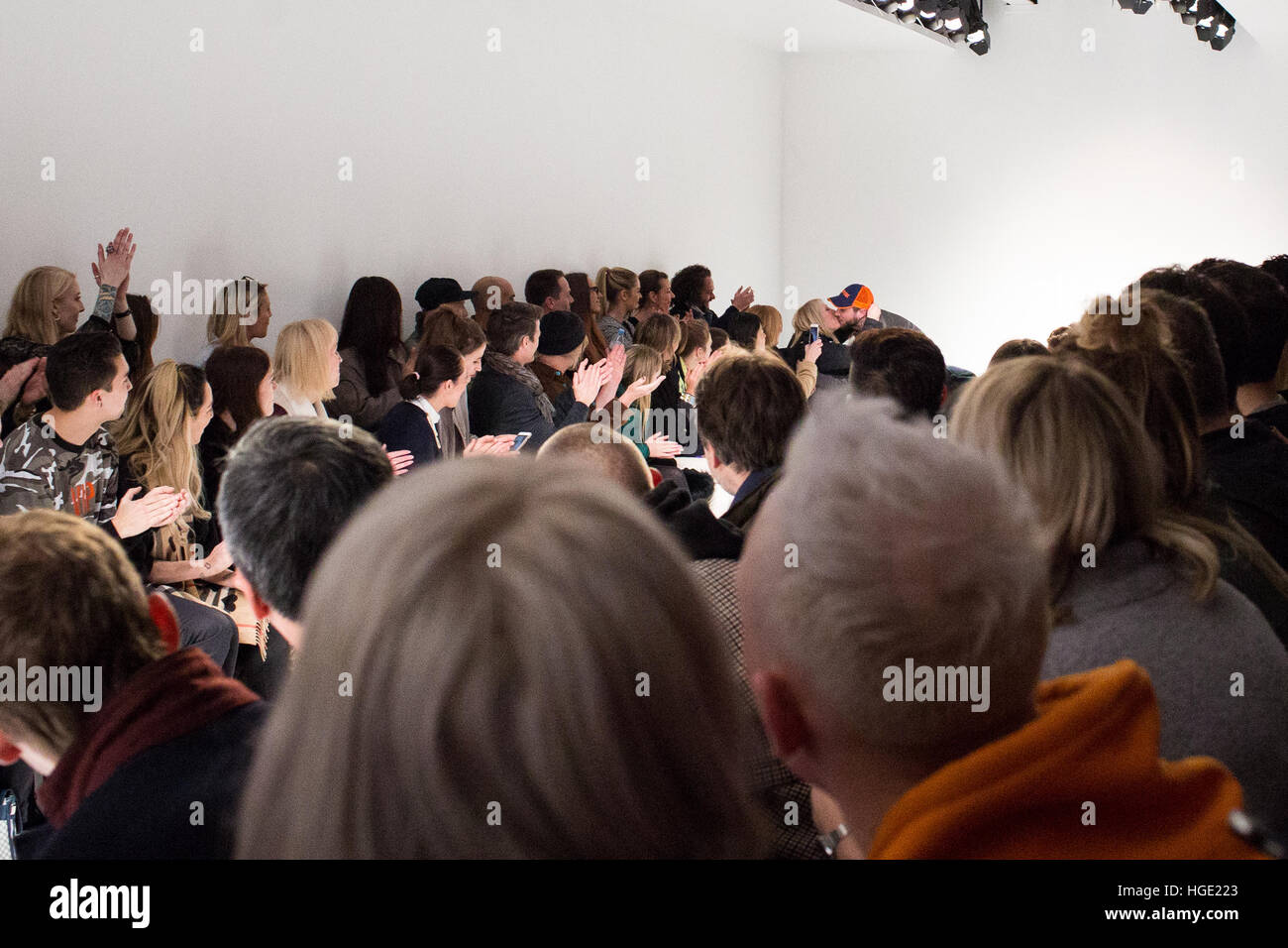 London, Vereinigtes Königreich. 6. Januar 2017. Mode-Designer Bobby Abley küsst einen geliebten Mensch am Ende seiner Herbst/Winter 2017 Sammlung Modenschau bei London Fashion Woche Männer. Kathy Li/Alamy Live-Nachrichten Stockfoto