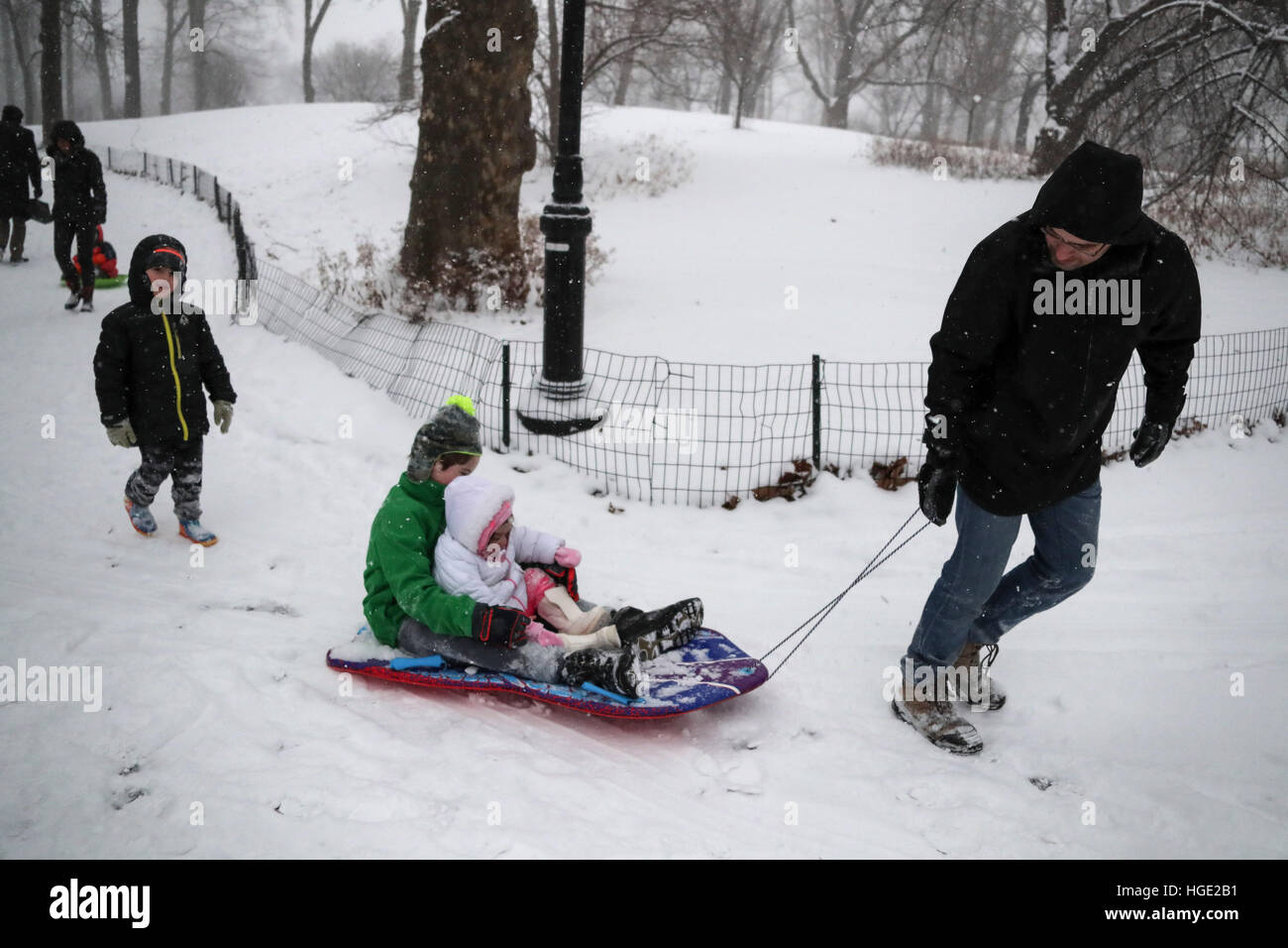 New York, USA. 7. Januar 2017. Die Menschen genießen Schneefall im Central Park in New York, Vereinigte Staaten, 7. Januar 2017. Ein starker Sturm schlagen New York am Samstag. © Wang Ying/Xinhua/Alamy Live-Nachrichten Stockfoto