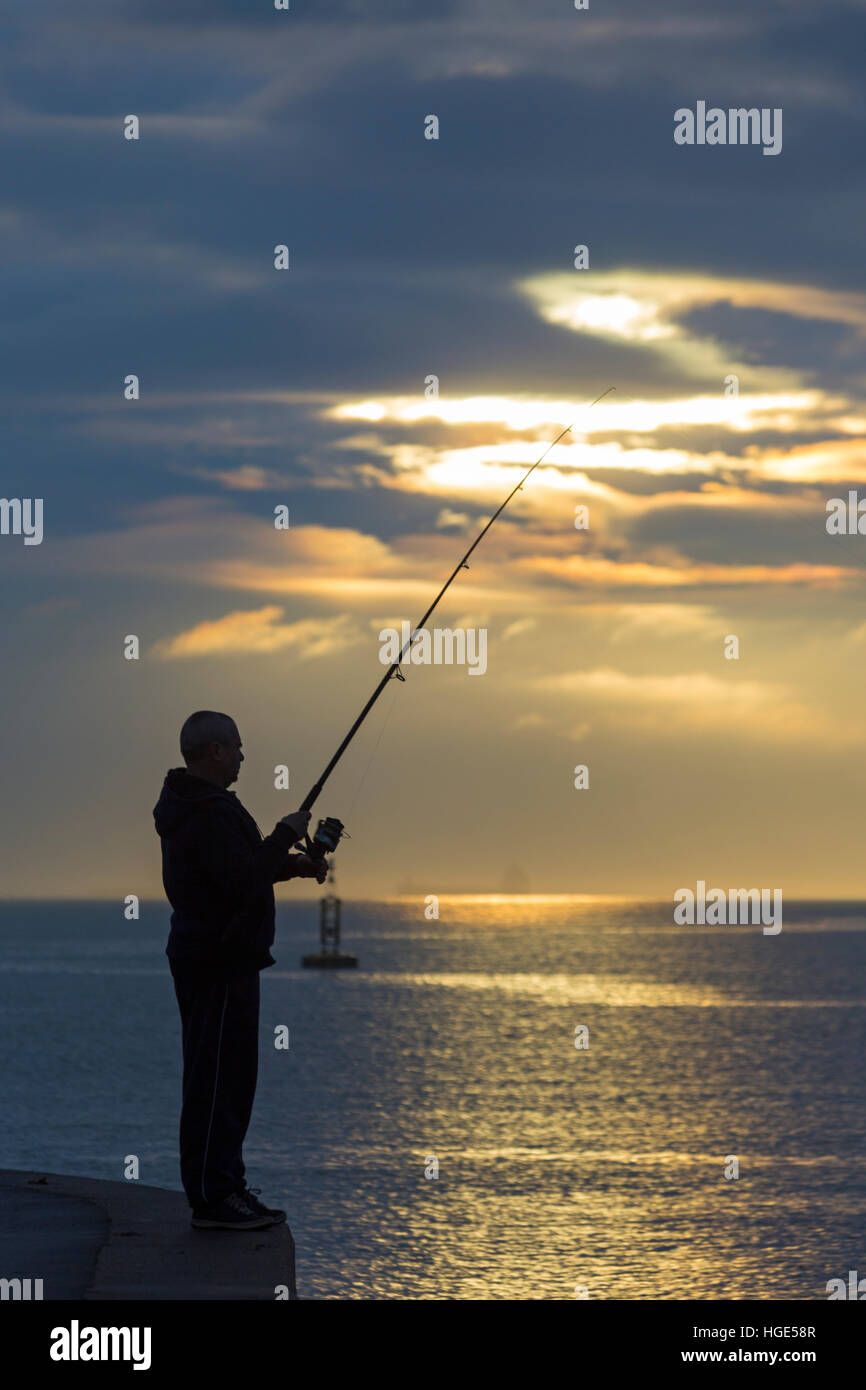 Sandbänke, Poole, Dorset, UK. 8. Januar 2017. Sonne bricht durch die Wolken auf Sandbänken, wie ein Mann genießt Angeln Credit: Carolyn Jenkins/Alamy Live News Stockfoto