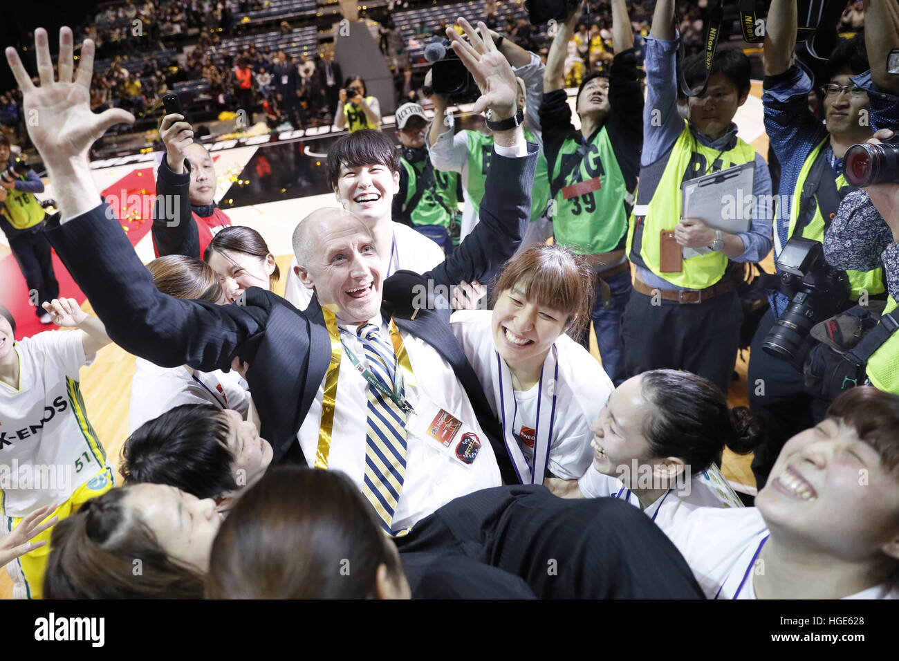 Tokio, Japan. 8. Januar 2017. X-ENEOSJX-ENEOS Sonnenblumen-Team Gruppe (Sonnenblumen) Basketball: alle Japan Basketball Weltmeisterschaft 2017 Preisverleihung nach Frauen-Finale match zwischen JX-ENEOS Sonnenblumen 91-67 FUJITSU RedWave 1. Yoyogi-Gymnasiums in Tokio, Japan. © Yusuke Nakanishi/AFLO SPORT/Alamy Live-Nachrichten Stockfoto