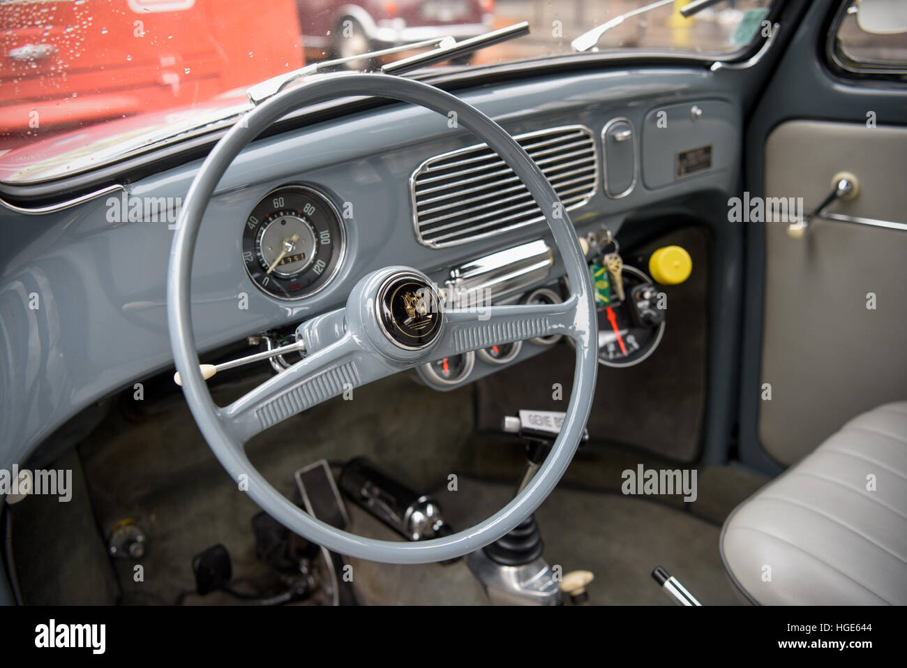 Paris. 8. Januar 2017. Foto aufgenommen am 8. Januar 2017 zeigt das Innere eines Oldtimers während der 17. Paris überqueren von Classic Cars in Paris, Frankreich. Mehr als sieben hundert Oldtimer, Motorräder und Fahrräder beteiligte sich am Sonntag in der 17. Paris Überquerung der Oldtimer. © Chen Yichen/Xinhua/Alamy Live-Nachrichten Stockfoto