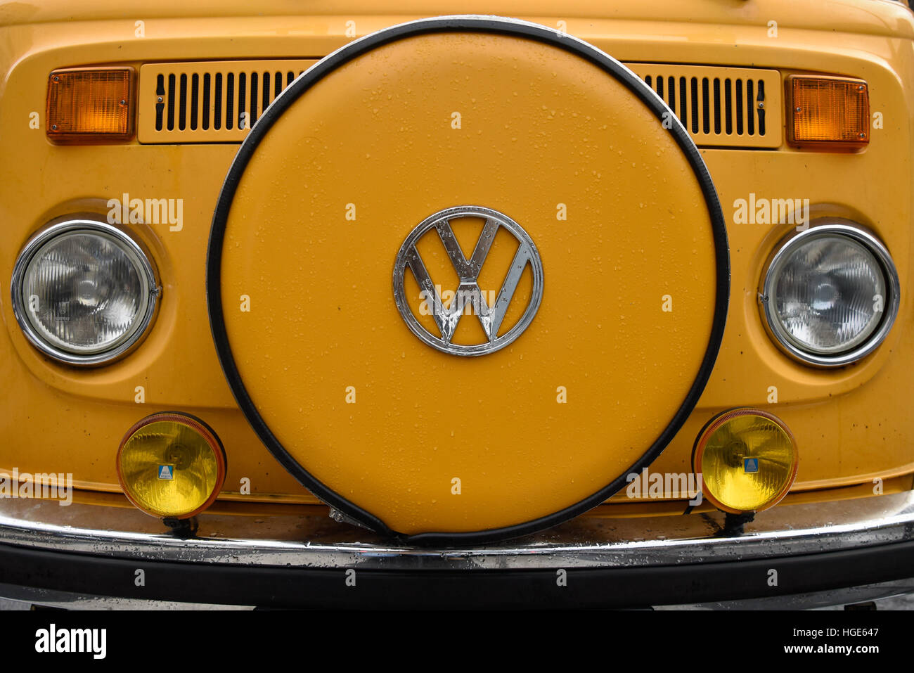 Paris. 8. Januar 2017. Foto aufgenommen am 8. Januar 2017 zeigt ein Vintage VW-Bus während der 17. Paris überqueren von Classic Cars in Paris, Frankreich. Mehr als sieben hundert Oldtimer, Motorräder und Fahrräder beteiligte sich am Sonntag in der 17. Paris Überquerung der Oldtimer. © Chen Yichen/Xinhua/Alamy Live-Nachrichten Stockfoto