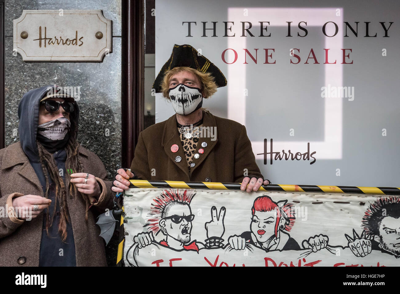 London, UK. 7. Januar 2017. United Voices der Welt, die Köche und Kellner arbeiten bei Harrods stellt protestierten außerhalb Harrods in Knightsbridge als Kellner und Küche Arbeitnehmer fordern mehr Offenheit über Tipps. Demonstranten beschuldigen Harrods von benachteiligt sein Personal in einer Reihe über wie Service-Gebühren hinzugefügt Diners Rechnungen unter den Arbeitern freigegeben werden © Guy Corbishley/Alamy Live News Stockfoto