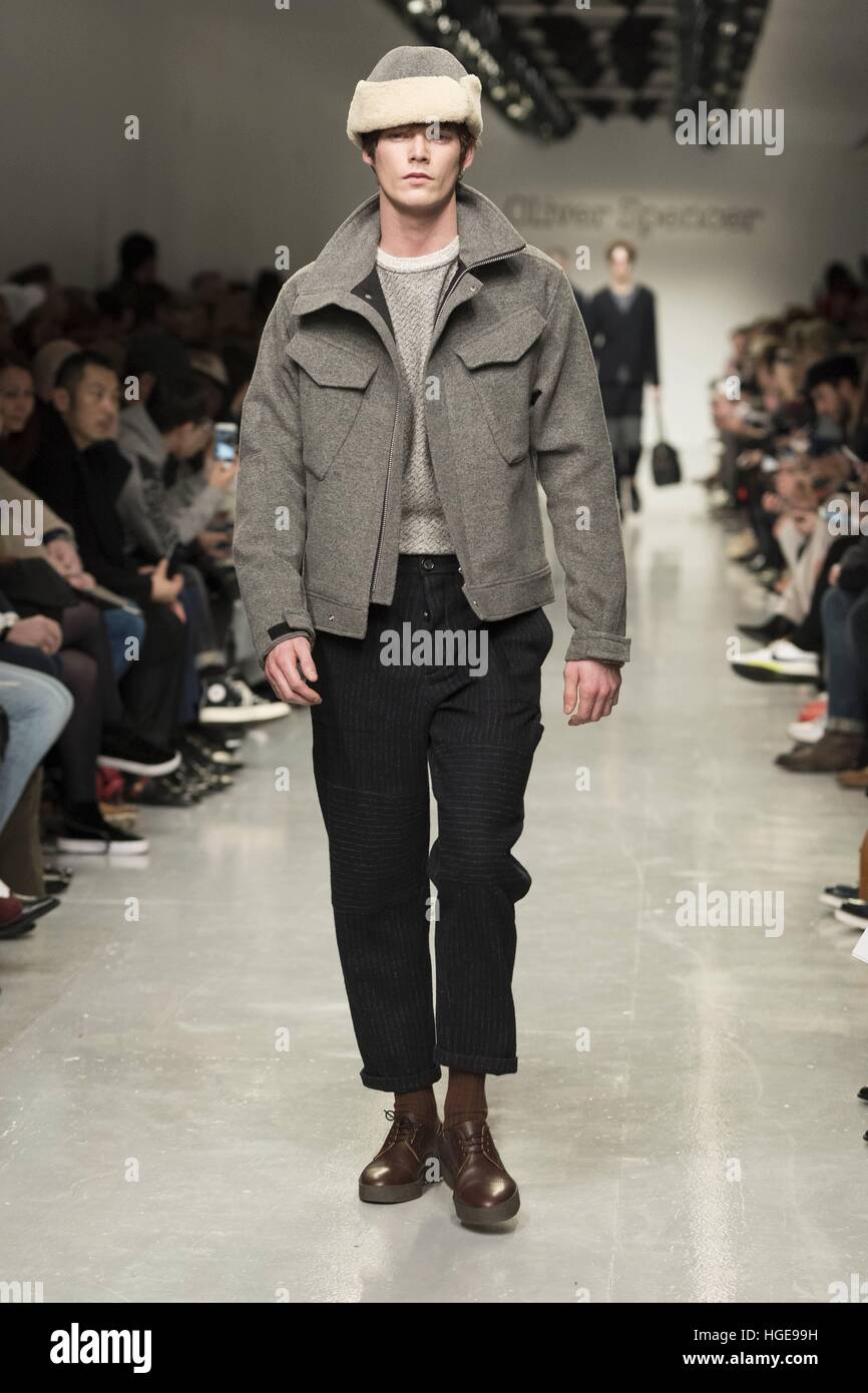 London, Vereinigtes Königreich von Großbritannien und Nordirland. 7. Januar 2017. Oliver Spencer Catwalk in London Fashion Woche MenÂ s AW17, LFWM AW17. London 01.07.2017 | Nutzung weltweit © Dpa/Alamy Live-Nachrichten Stockfoto