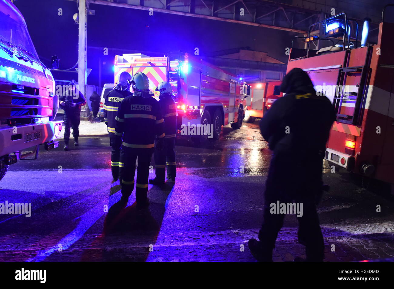 Koprivnice, Tschechische Republik. 8. Januar 2017. Tschechischen Feuerwehrleute bekam ein großes Feuer, das in einem Industriegebiet in Koprivnice unter ihrer Kontrolle nach 11 Stunden in Koprivnice, Tschechische Republik, 8. Januar 2017 ausbrach. Der Schaden beläuft sich auf bis zu 100 Millionen Kronen, die es einer der größten Brände in der Tschechischen Republik in den letzten Monaten machen würde. © Jaroslav Ozana/CTK Foto/Alamy Live-Nachrichten Stockfoto