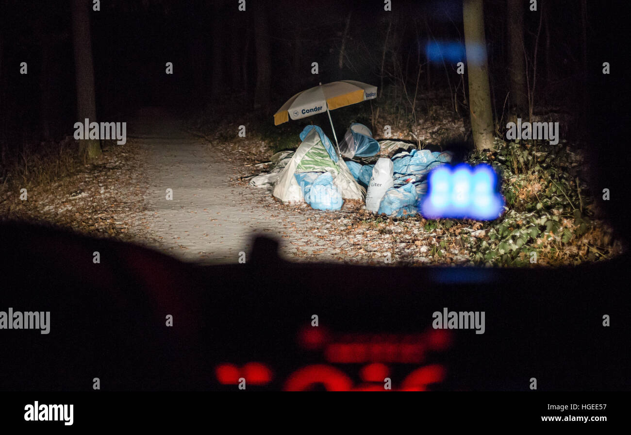 Stuttgart, Deutschland. 8. Januar 2017. Das Auto im Winter-Bus Leuchten des Zeltes einen 87-j hrige Obdachlosen, die im Krähenwald Wald in Stuttgart, Deutschland, 8. Januar 2017 Leben. Das Winter-Bus-Team verteilt decken, Schlafsäcke, schlafen, Pads und heißen Tee um die Obdachlosen zu helfen und in einer verzweifelten müssen die langen, eisigen Nächte übergeben. Foto: Christoph Schmidt/Dpa/Alamy Live News Stockfoto