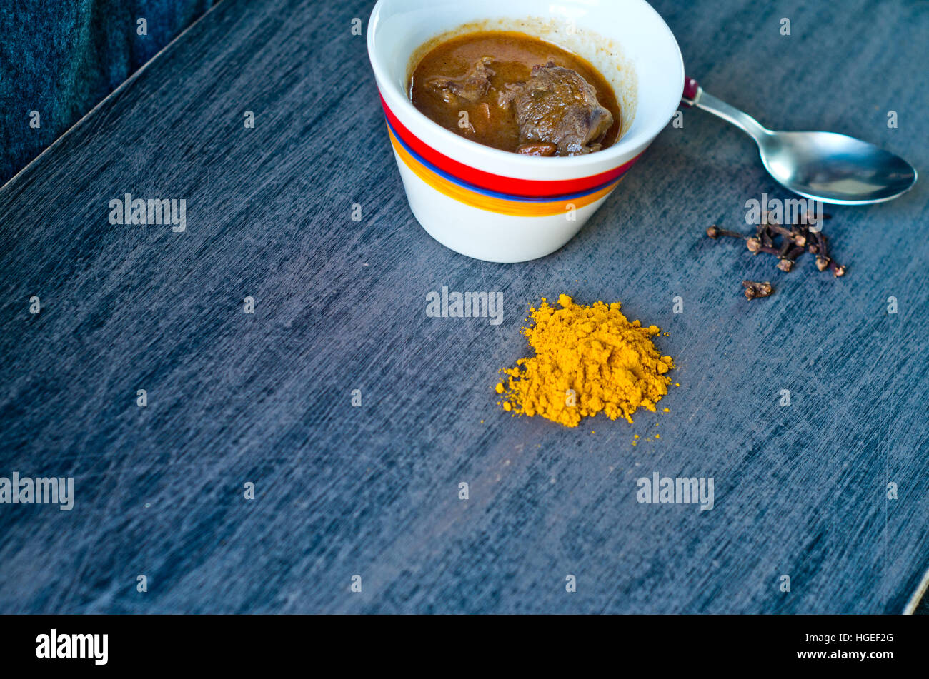 Tasse leckeren Suppe, heisse und Dämpfen mit Rindfleisch, Gemüse, Curry, Kurkuma und Nelke Samen Stockfoto