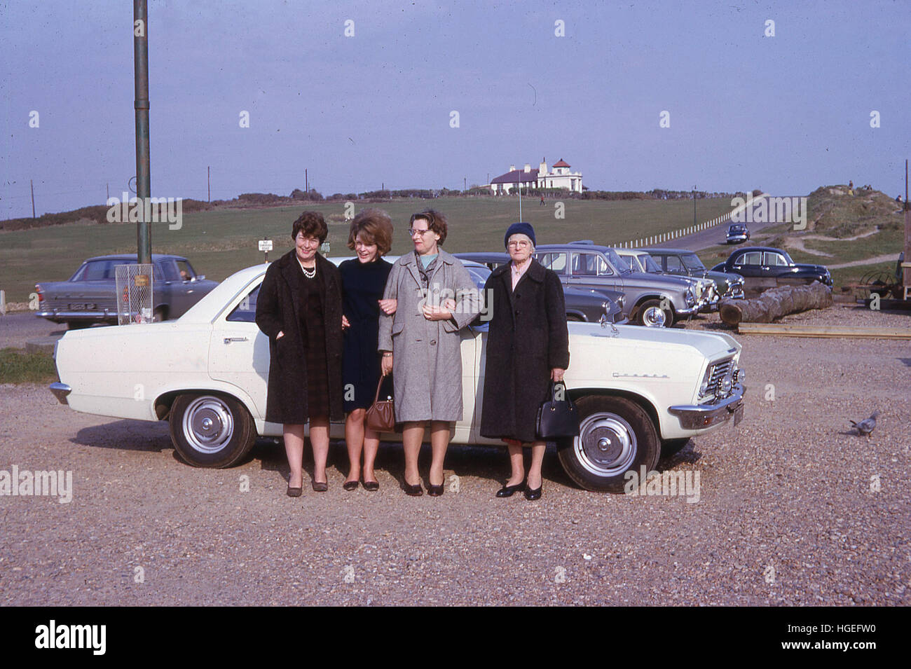 1970er Jahren posieren zwei Damen mit Müttern, auf einem Tagesausflug für ein Bild stand neben ihr Opel Auto, England, UK. Stockfoto